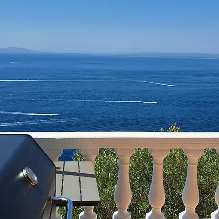Mit Grosser Terrasse Und Fantastischem Blick Ueber Den Golf Von Roses. Roses