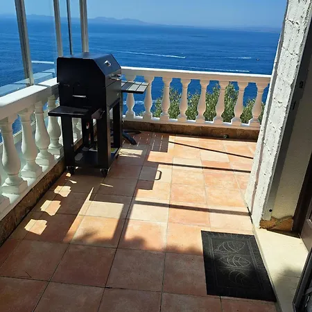 Apartment Mit Grosser Terrasse Und Fantastischem Blick Ueber Den Golf Von Roses. *