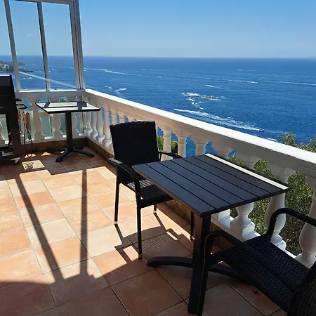 Mit Grosser Terrasse Und Fantastischem Blick Ueber Den Golf Von Roses. * Roses