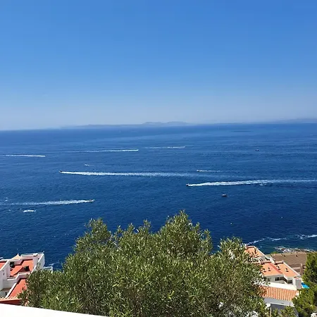 Mit Grosser Terrasse Und Fantastischem Blick Ueber Den Golf Von Roses. Apartmán *